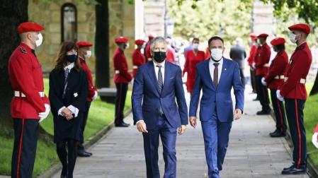 El lehendakari, Iñigo Urkullu, ha jurado su cargo este sábado ante el árbol de Gernika con mascarilla y según la ceremonia tradicional pero condicionada por las medidas anti-COVID-19.