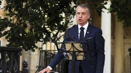El lehendakari, Iñigo Urkullu, ha jurado su cargo este sábado ante el árbol de Gernika con mascarilla y según la ceremonia tradicional pero condicionada por las medidas anti-COVID-19.