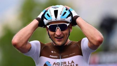 El francés Peters gana la primera etapa pirenaica y Yates sigue de líder