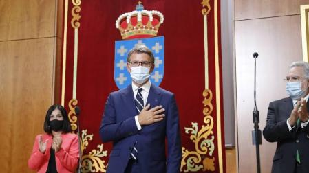 El presidente de la Xunta, Alberto Núñez Feijóo, tras jurar su cargo en presencia de la ministra de Política Territorial Carolina Darias, y del presidente del parlamento, Miguel Santalices.