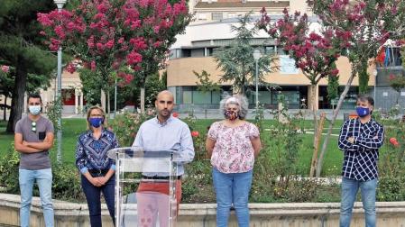 Javier Álvarez, edil de As Zizur, interviene, ayer, frente al Ayuntamiento. Detrás, Iván Gracia, Ana Reguillón, su compañera en la corporación, Manuela Rodríguez y David Morales.