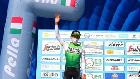 Julen Amézqueta saluda desde el podio de la Coppi-Bartali.
