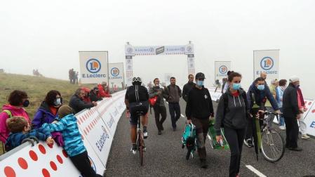 El esloveno Tadej Pogacar se impuso este domingo en la segunda etapa pirenaica del Tour de Francia por delante de su compatriota Primoz Roglic, que conquistó el maillot amarillo de líder.