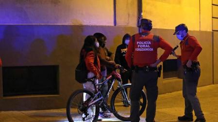 Diario de Navarra acompaña a dos patrullas de la Policía Foral durante una noche