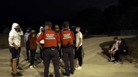 Diario de Navarra acompaña a dos patrullas de la Policía Foral durante una noche