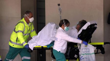 Traslado de un enfermo en el hospital de Cruces el pasado marzo.