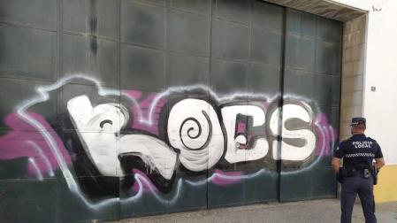 El agente, frente a un grafiti en El Puerto de Santa María (Cádiz).
