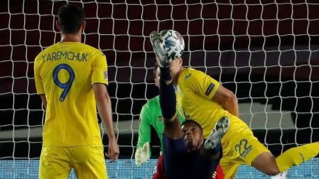 Ansu Fati remata de chilena en el partido contra Ucrania.