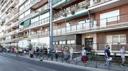 Colas en el tercer día de pruebas de Covid-19 a docentes en Madrid