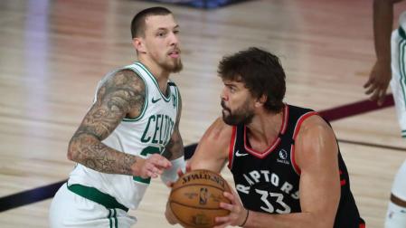 Marc Gasol, ante el jugador de Boston Daniel Theis.