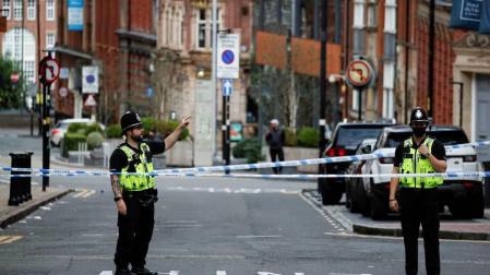 Varios agentes de la policía británica investigan el apuñalamiento ocurrido en Birmingham