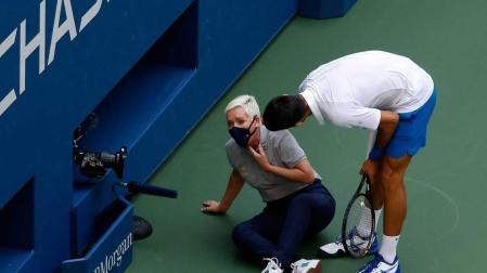 Djokovic, descalificado por un pelotazo a una juez