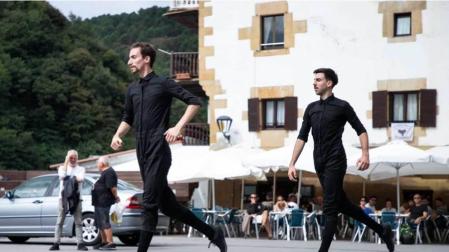 Los coreógrafos y bailarines Martxel Rodríguez y Jon López de Led Silhouette durante una actuación