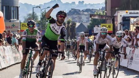 Enrique Sanz celebra el primer triunfo del equipo navarro Kern Pharma.