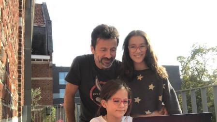 El pamplonés Juanjo Alcalde junto a sus dos hijas en el balcón de su casa en Bélgica. Después de 21 años allí vuelve en cuanto puede a Navarra.