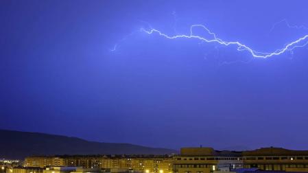 Espectacular rayo intranube captado desde el barrio de Mendebaldea, en Pamplona, con  el monte Ezkaba al fondo.