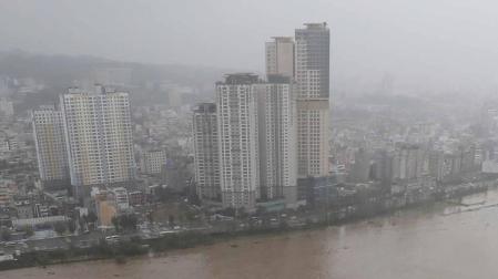 Al menos 35 personas han resultado heridas en las últimas horas en Japón por el paso de un tifón que ha castigado la región suroccidental del país con vientos huracanados que llegaron a tener una fuerza sin precedentes históricos.