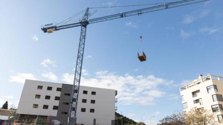 Obras de construcción de un edificio entre las calles Amigos del País y Avda. Merindades.