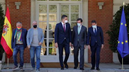 El presidente del Gobierno, Pedro Sánchez junto a los presidentes de CEOE, Antonio Garamendi, y Cepyme, Gerardo Cuerva, y los secretarios generales de UGT, Pepe Álvarez, y CCOO, Unai Sordom, tras la firma del 'Acuerdo por la reactivación económica y el empleo'