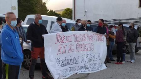 Imagen de la concentración de este lunes por el transporte en el Pirineo en el colegio de Garralda.