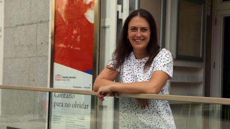 Aintzane Garreta, posando este lunes en el Teatro Español de Madrid junto al cartel de la obra Contarlo para no olvidar.