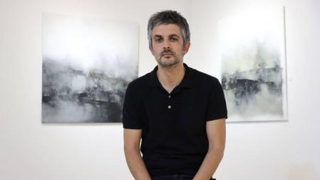 Javier Egiluz, este martes en la galería Ormolú, donde muestra actualmente la exposición Geografía latente
