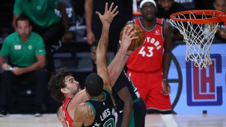 Marc Gasol, frente a Jayson Tatum.