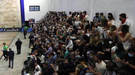 Más de 200 espectadores, sin distancia social y con mascarilla