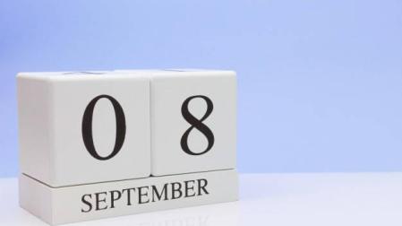 Imagen de dos cubos con la fecha 8 de septiembre