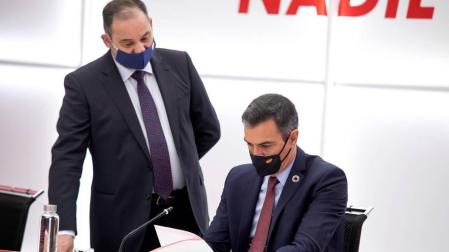 Pedro Sánchez y Ábalos, este lunes, durante la Ejecutiva Federal del PSOE.