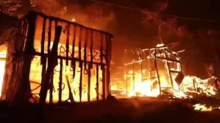 Vídeo: El fuego devora el campo de refugiados de Moria en Lesbos