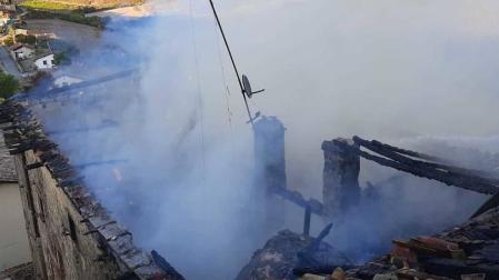 Un incendio ha destruido una casa y afectado a la iglesia de Aspurz, sin causar heridos
