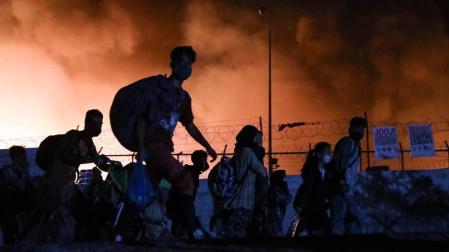 El campo de refugiados de Moria, en la isla de Lesbos, que alberga a cerca de 13.000 personas ha quedado prácticamente destruido en un incendio provocado esta madrugada tras enfrentamientos entre los migrantes.