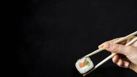 Imagen de un rollito de sushi tradicional