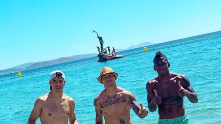 El descanso en las playas gallegas de tres amigos: Chimy, Roncaglia y Estupiñán
