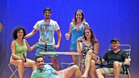 De izq. a drcha.: Alicia García de Garayo, Pablo Cañete (tumbado), Imanol Sucino, Paula Montilla, Andrea Lacasa y Ramón Vidal (director), ayer en el escenario de la Escuela Navarra de Teatro.