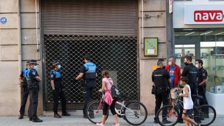 Agentes de la Policía Municipal y de la Policía Nacional durante el desalojo de la bajera de la calle Bergamín