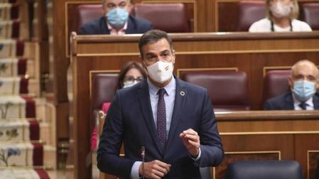 Sánchez acusa al PP de incumplir la Constitución y Casado denuncia que busca su "rendición"