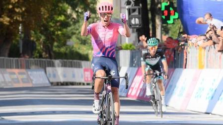 Michael Woods celebra el triunfo en la tercera etapa de la Tirreno-Adriático.