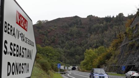 El tercer carril de la N-121-A prohibirá invadir el sentido contrario para adelantar