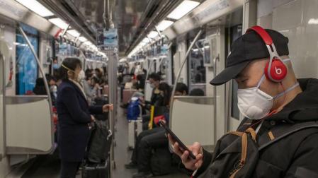Pasajeros del metro se protegen del coronavirus con mascarillas en el metro de Shanghai