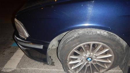 Estado en el que quedó la rueda del coche tras el accidente.
