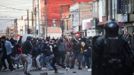 Manifestantes se enfrentan con la Policía durante una protesta por la muerte del abogado Javier Ordóñez
