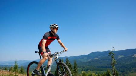 Imagen de un ciclista rodando en plena montaña