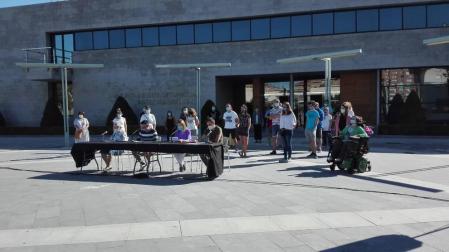 Rueda de prensa del Ayuntamiento y colectivos de Ansoáin con motivo de la suspensión de las fiestas de la localidad.