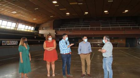 El director general Rodríguez, el alcalde Calvo y otras autoridades, en el polideportivo de Ribaforada