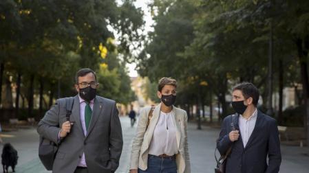 La presidenta María Chivite se dirige al Parlamento, junto al vicepresidente Javier Remírez y su asesor Miguel Moreno.