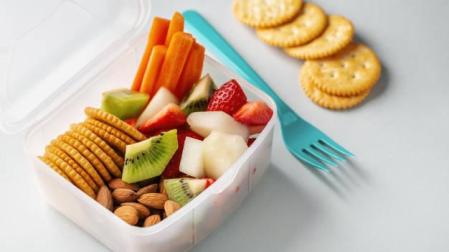 Imagen de un tupper con frutas y frutos secos