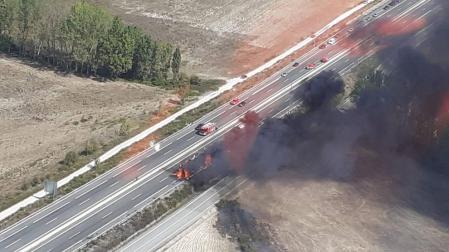 Un camión cargado de paja ha ardido este mediodía en la A-12 entre Zizur y Astráin, en sentido Pamplona causando atascos y restricciones de tráfico.