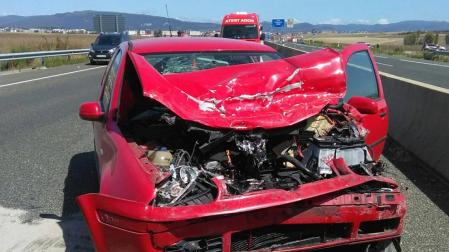 Estado en el que quedó el vehículo tras chocar contra el coche patrulla.